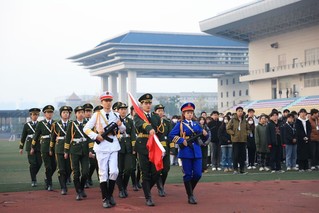 学校举行“弘扬宪法精神，建设法...